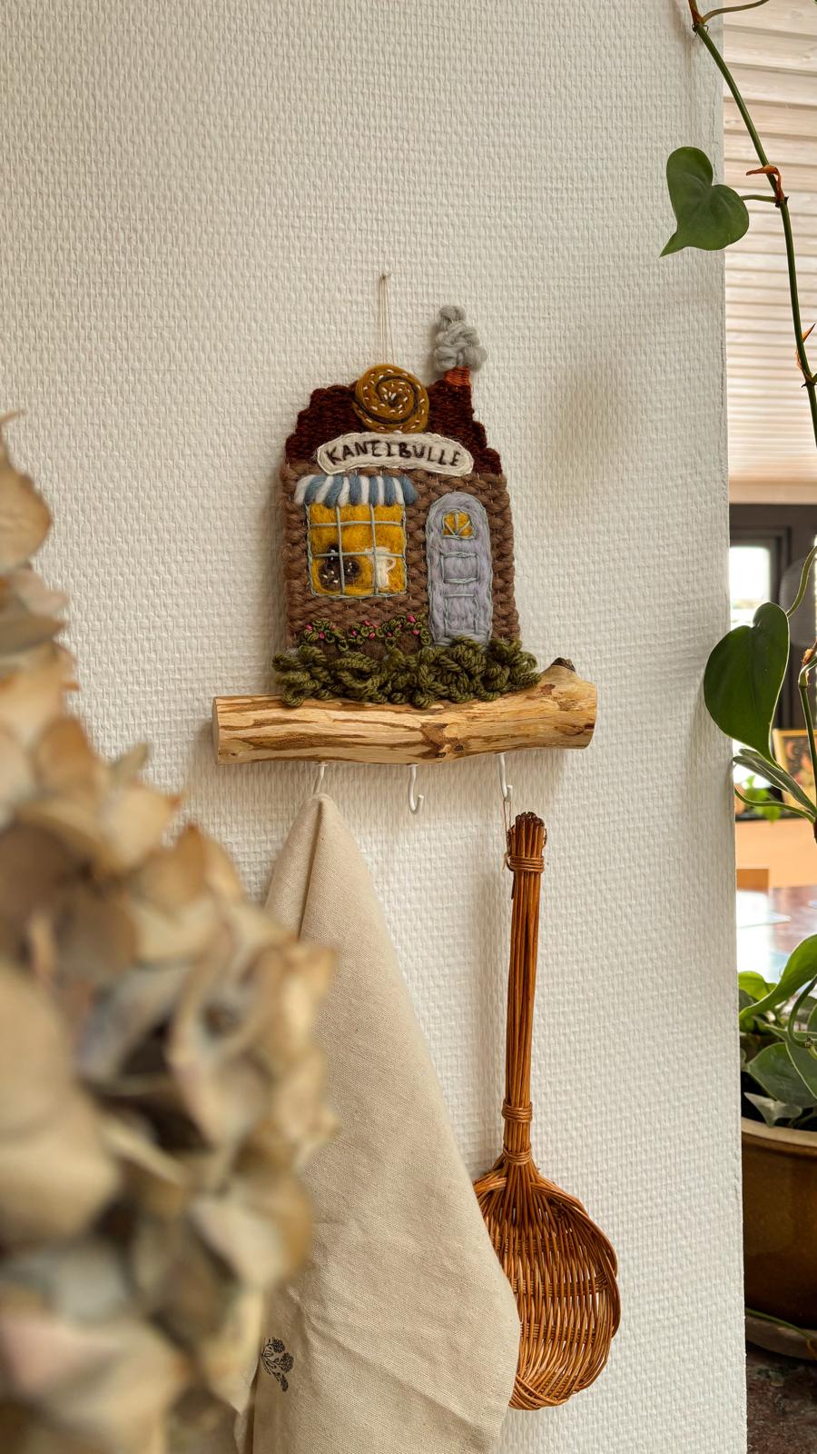 Cinnamon roll wall holder