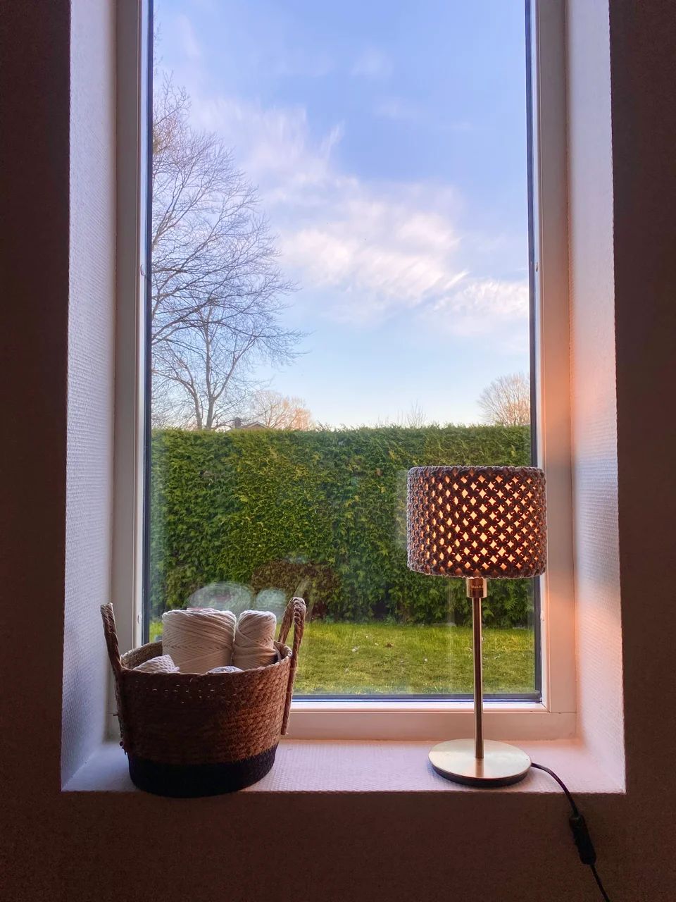 Bloom table lamp - metal base